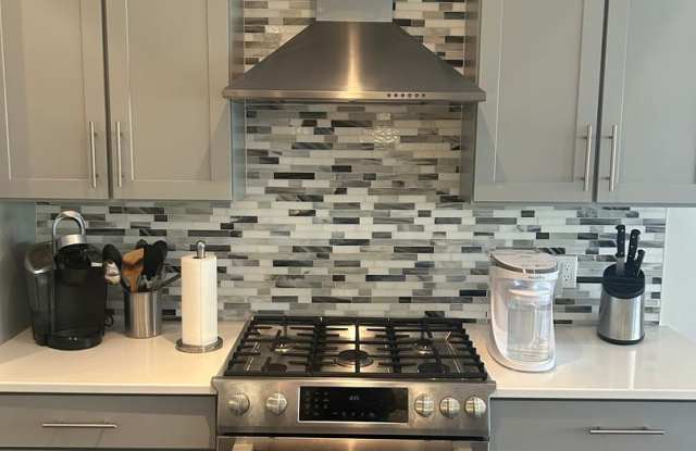 Gorgeous Fully Furnished 2BR/1BA Condo Available October 1st!!! - Great Portland Location!! photos photos