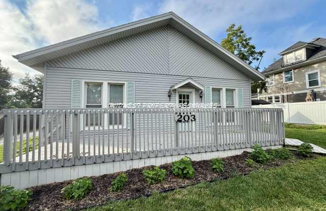 Beautifully Updated 3-Bedroom Home in Downtown Lee’s Summit! Gallery 3