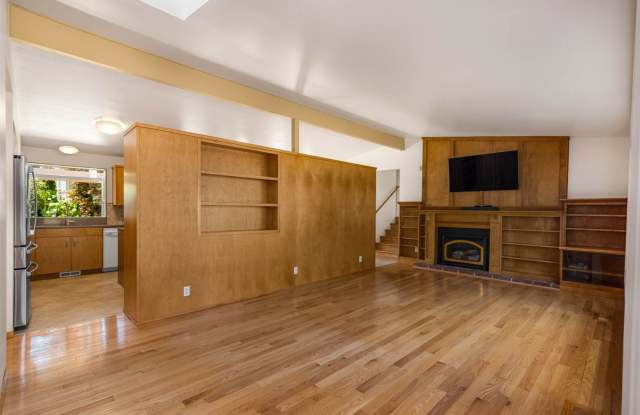 Spacious 3BR South Juanita Home with Vaulted Ceilings & Bonus Spaces Gallery 3