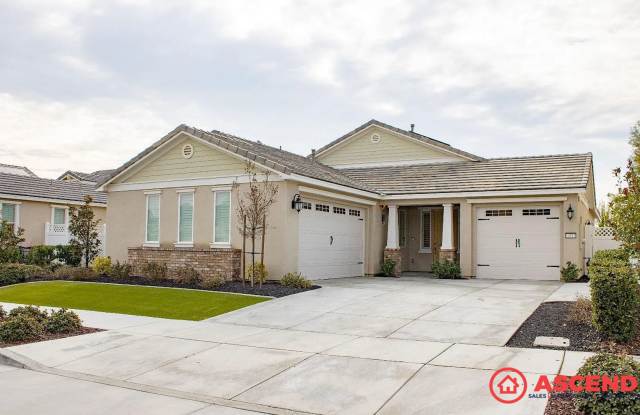 Spacious 4-Bedroom Home with Solar, Garage & HOA Community Living! photos photos