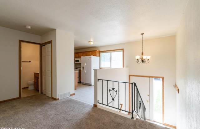 3 Bedroom townhome, Open Now, garage, 2 bathrooms, W/D Etc. Gallery 3