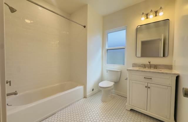1319 Cacique Street - A Gallery 4
