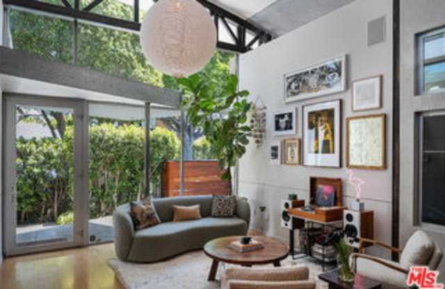 8735 Dorrington Avenue Gallery 4