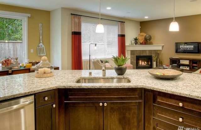 Beautiful 6BD/3BA home nestled in desirable Rainer Ridge neighborhood photos photos