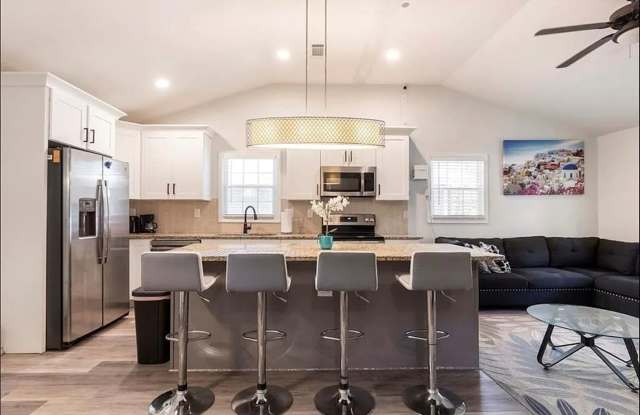 Room in 5 Bedroom Home at Cedar Ave NW Gallery 3