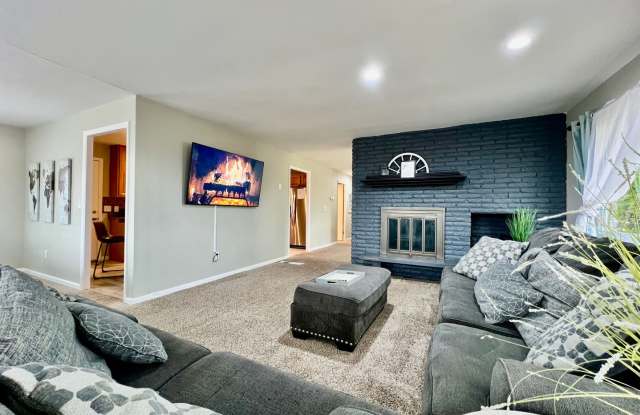 Modern & Bright Raised Ranch Near Downtown Gallery 3