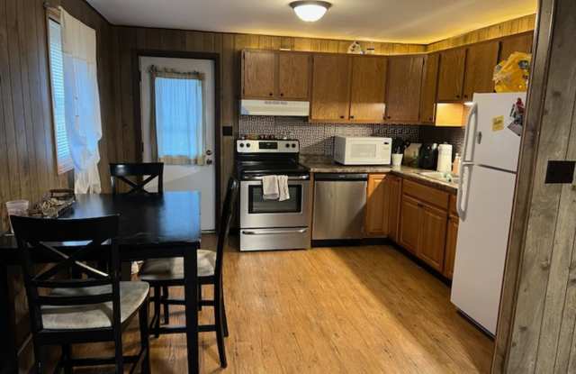 2 Bedroom, Lower Level Duplex on University Ave! - 7917 University Avenue, Cedar Falls, IA 50613
