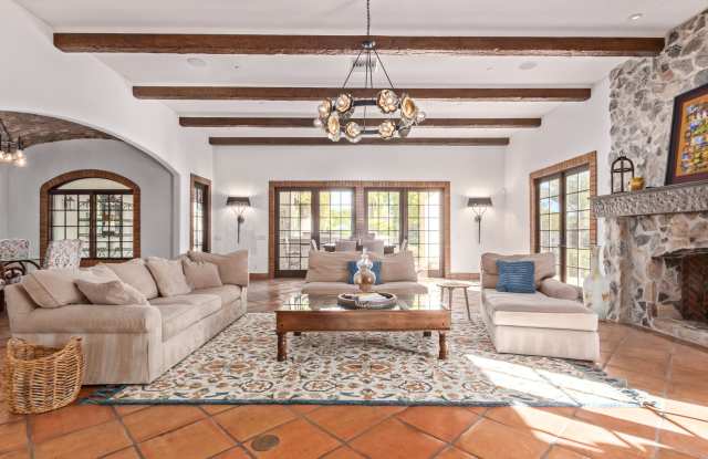 MUST SEE!!! FULLY-FURNISHED LUXURIOUS 6 Bedroom PARADISE VALLEY Home in the heart of SCOTTSDALE! - 6708 East San Miguel Avenue, Paradise Valley, AZ 85253