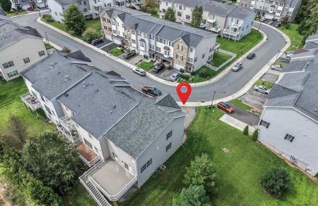 Spacious 3BR Townhome in Newark Gallery 4