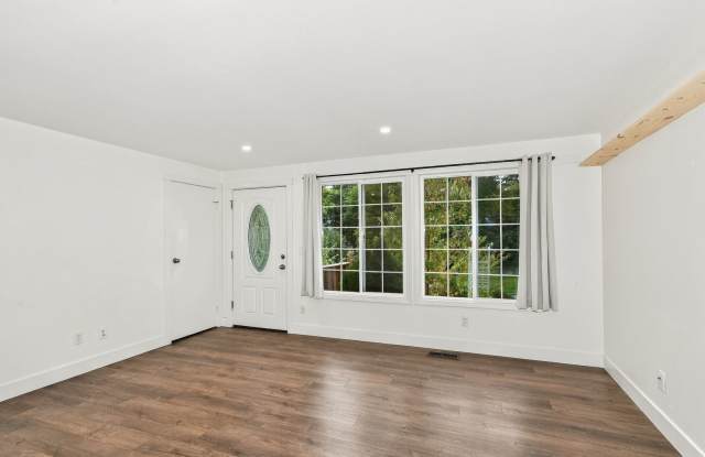Charming 3-Bedroom Home with Large Fenced Yard in Redmond Gallery 3