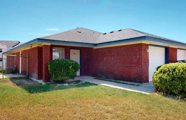 2 WEEKS FREE! ALL TILE 3 BEDROOM, 2 BATH, 1 CAR GARAGE DUPLEX photos photos