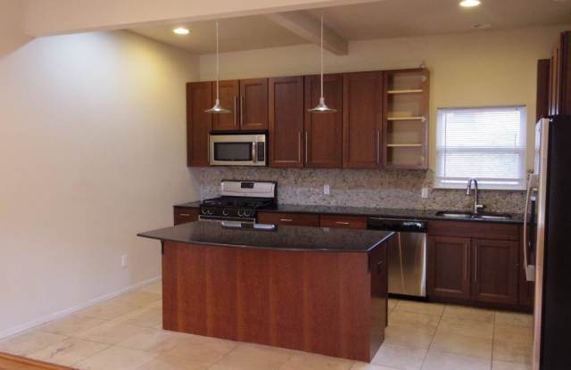 UT PRE-LEASE: 2009 Remodeled 6 Bed / 3 Bath, Wood  Stained Concrete Floors, Custom High End Kitchen and Bathrooms, Just North of UT - 306 West 35th Street, Austin, TX 78705