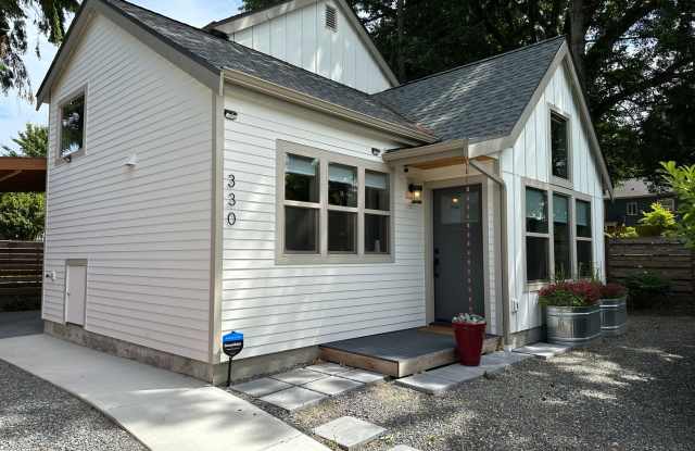 Charming Home with Modern Amenities and Convenient Location in Seattle photos photos Charming Home with Modern Amenities and Convenient Location in Seattle photos photos