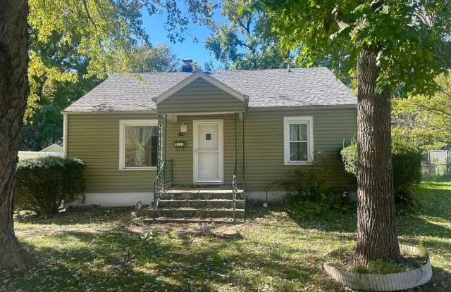 Great Location! 2-Bed, 1-Bath Home with Large Yard - 1115 South Thelma Avenue, Springfield, MO 65807