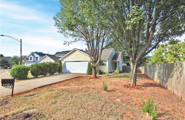 Room in 3 Bedroom Home at Tom Hunter Dr Gallery 4