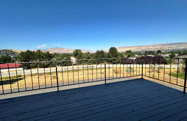 Spacious 3 Bed, 1 Bath Home with Bonus Room, Garage Access & Pet-Friendly! Gallery 4