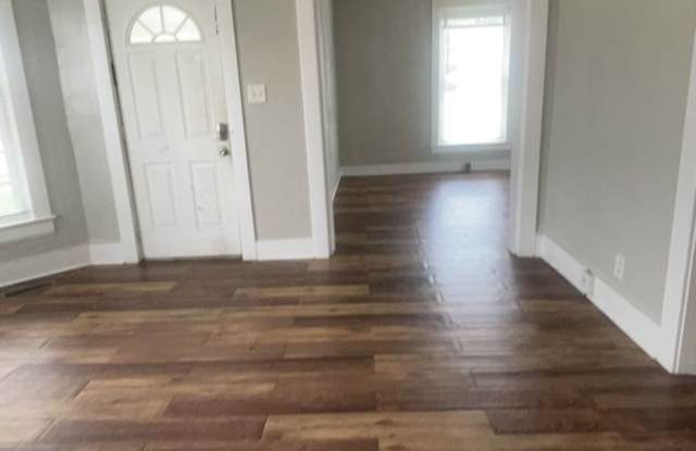 119 E 8th St - Spacious 4 Bedroom Home with historic details near Heekin Park Gallery 3