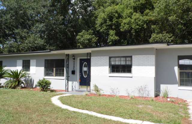 6085 ROBBINS CIR S Gallery 2