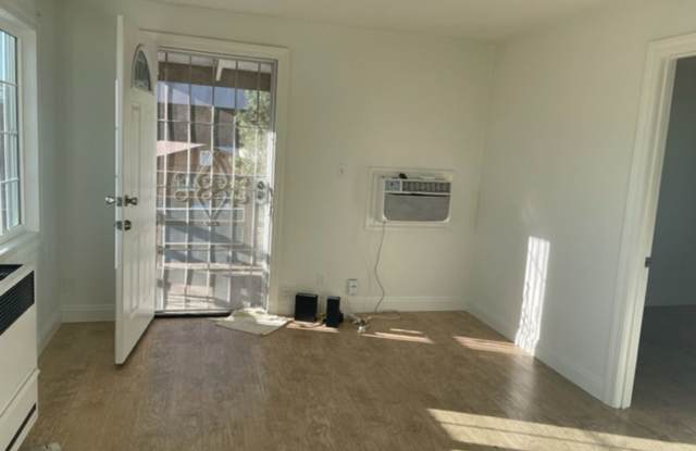 2526 Foothill 1/2 Gallery 4
