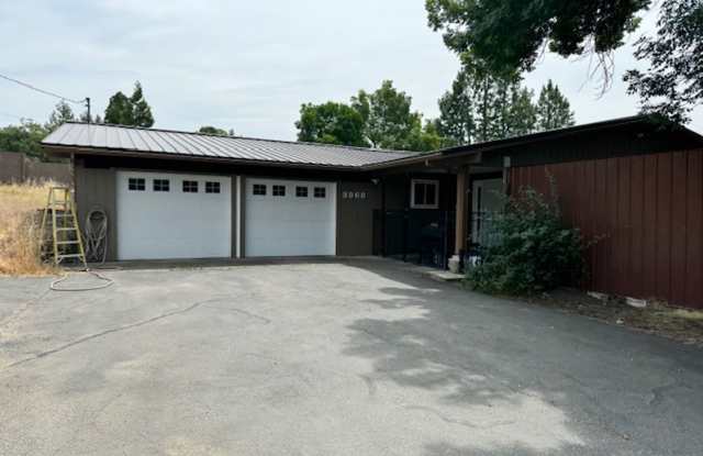 SPACIOUS AND PRIVATE LARGE HOME WITH SWIMMING POOL Gallery 1