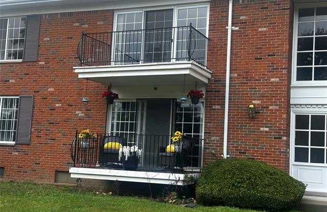 458 Fox Hills Drive N photos photos