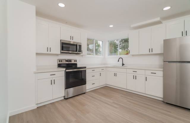Spacious 4-Bedroom Gem Perfect for Entertaining - 11630 14th Avenue Southwest, Burien, WA 98146