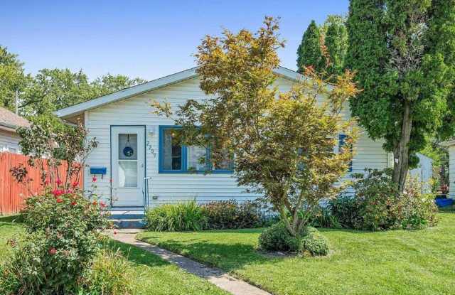 Great one bedroom - Located in Rock Island - 2209 41st Street, Rock Island, IL 61201