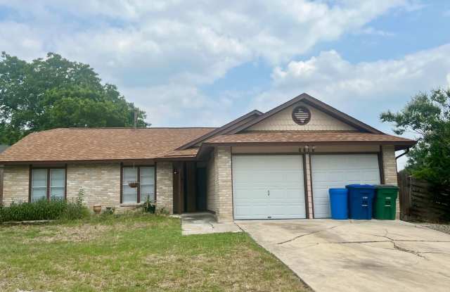 Live Oak 3 bedroom / 2 bathroom home in Quiet Neighborhood - 6818 Hillside Bluff, San Antonio, TX 78233
