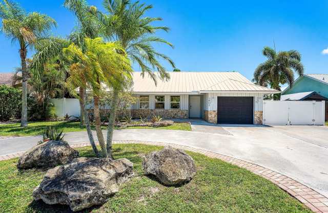 1402 Cormorant Road Gallery 1