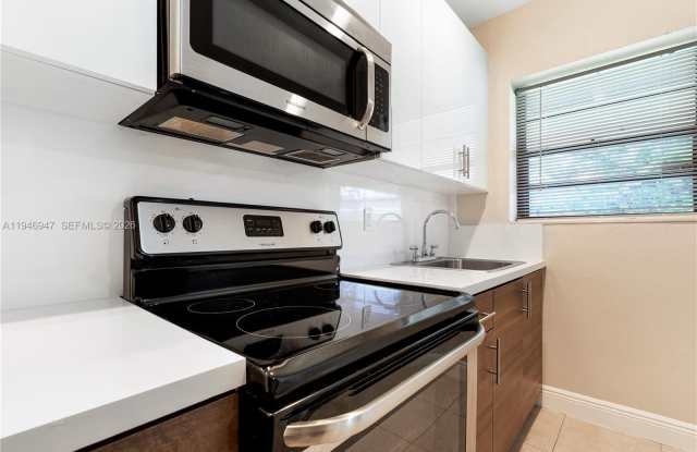 214 Salamanca Ave - 214 Salamanca Avenue, Coral Gables, FL 33134