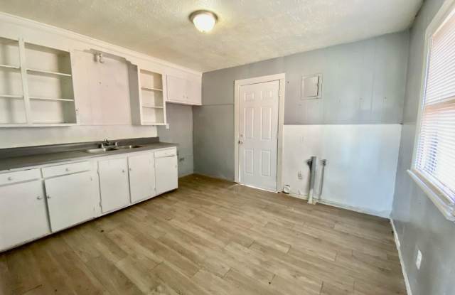 Handyman Special $0 First Month's Rent / “You fix, you SAVE BIG!!” Contact Diane for details: 806 704-3055 ext 2 Gallery 4