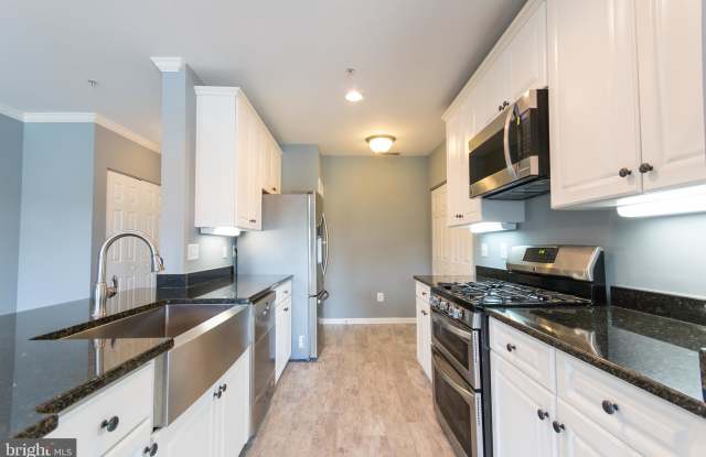 25260 LAKE SHORE SQUARE Gallery 4