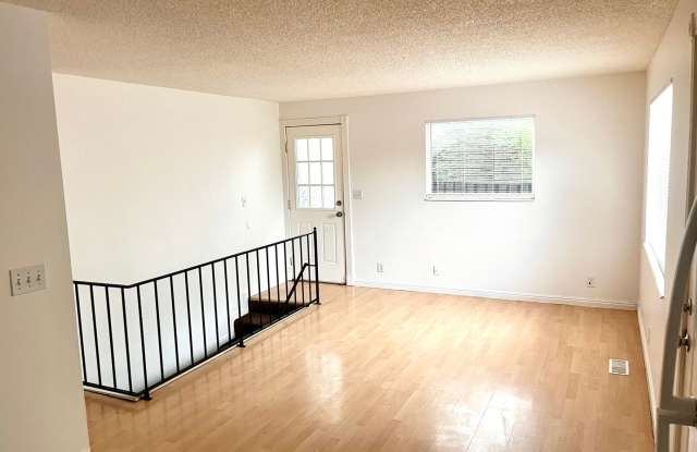 3 Bed / 2 Bath Half Duplex Near Valley Fair Mall — Fenced Yard & Carport Gallery 4