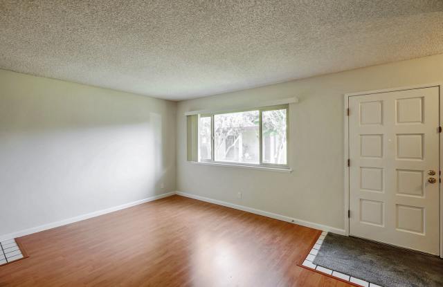 2bed/2.5bath Townhouse with Updated Kitchen! Gallery 4