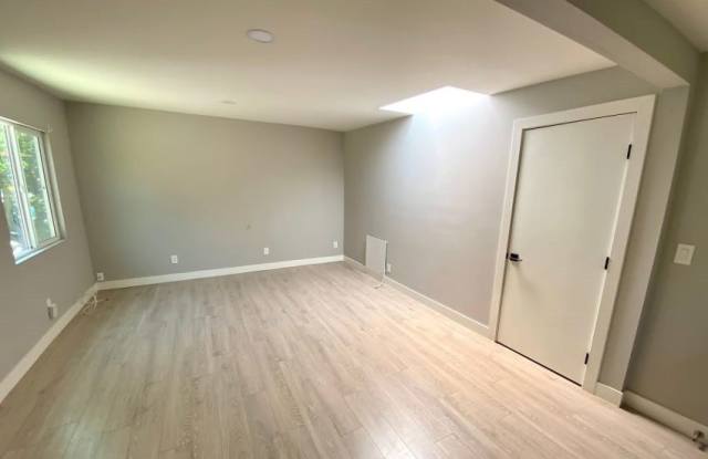 7262-A Hyatt Street Gallery 2