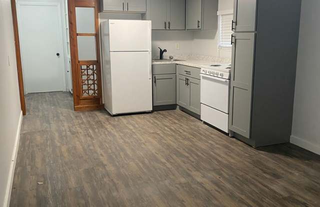 Midtown Apartment- in Historic House Gallery 4