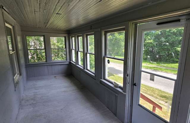 MOVE IN SPECIAL! 3 Bedroom House For Rent on Fuller St Gallery 3