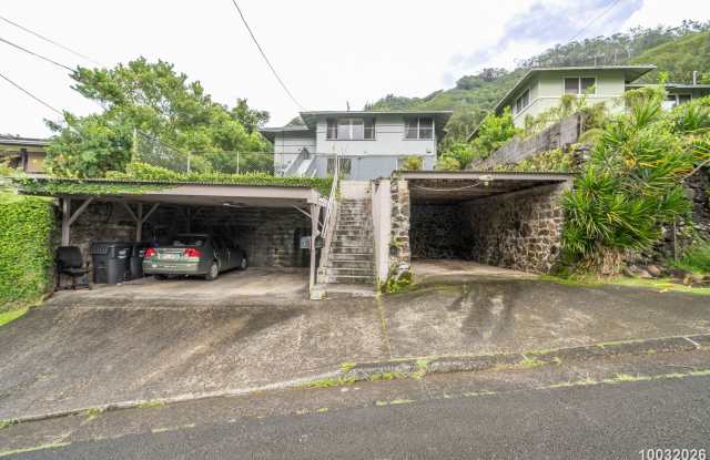 Recently Renovated 2BR/1BA/2 tandem PKG (covered & uncovered) in Kalihi Valley! Gallery 1