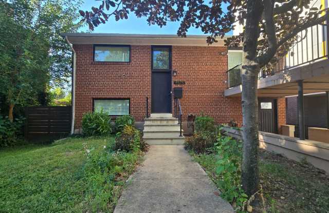 Spacious detached home walking distance to Metro Gallery 3