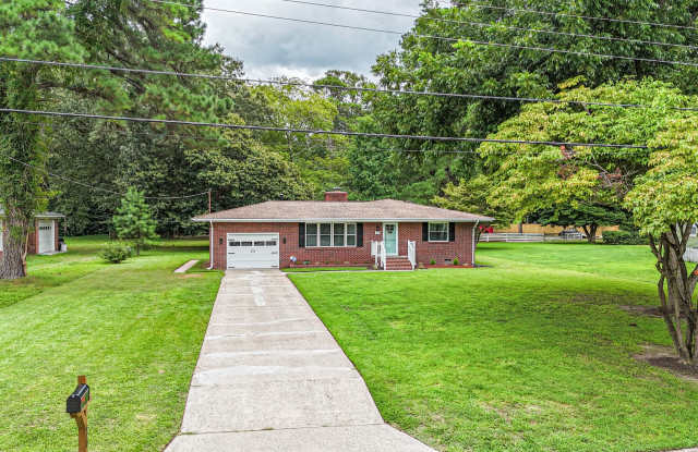 Beautifully Updated 3 Bedroom Home Near Yorktown | 0.75 Acres, Garage, Fireplace & Large Yard Gallery 3