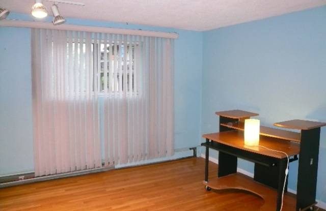 Spacious unit with amazing location in Newton Corner available 9/1/26 GREAT VALUE! Gallery 3