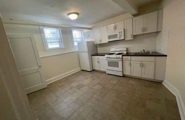 Super Charming Garen level 1 BED  Massive eat in kitchen pet friendly Heat Inc No fee Free mpnh photos photos
