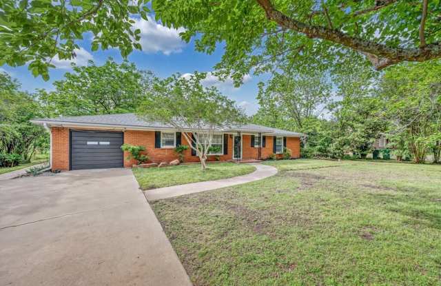 3 Bedroom House on .5 Acre Lot in Robinson ISD! photos photos