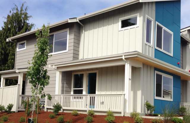 Spacious 3bd Home with Vaulted Ceilings and Fenced Yard - 984 Southwest 96th Place, White Center, WA 98106