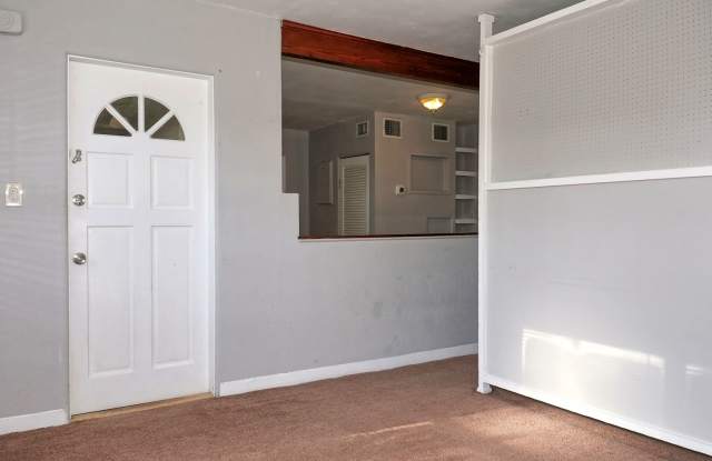One room Duplex near Downtown Available Now! Gallery 4