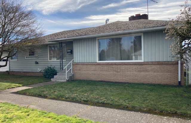 Huge House With A Full Basement Near Shopping and Dining in Albany - 2310 Southeast 9th Avenue, Albany, OR 97322