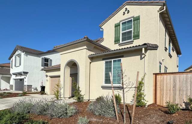 NEWER SOLAR HOME – 4 Bed / 3 Bath + Loft | 2,800 Sq Ft  SEE VIDEO photos photos