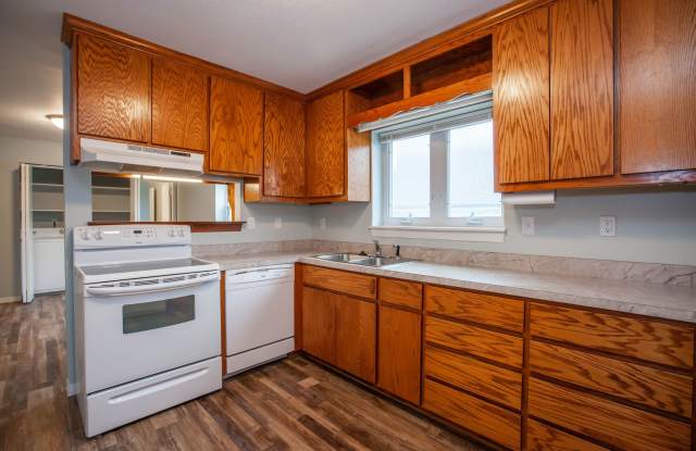 Close to KSU Campus! Pet friendly! Washer + Dryer! Available August 1st! - 1020 North 10th Street, Manhattan, KS 66502