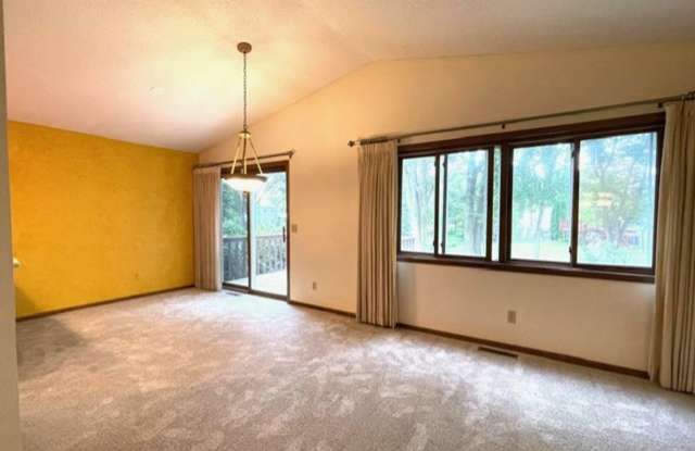 Beautiful, Well-maintained 3 Bed/2 home! Available NOW! Gallery 4