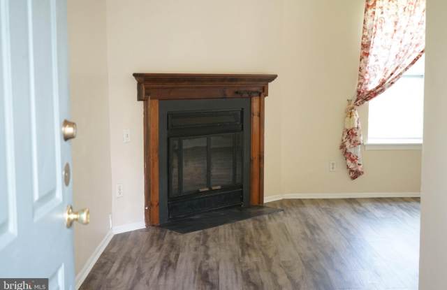 906 ROBERTS Lane Gallery 2